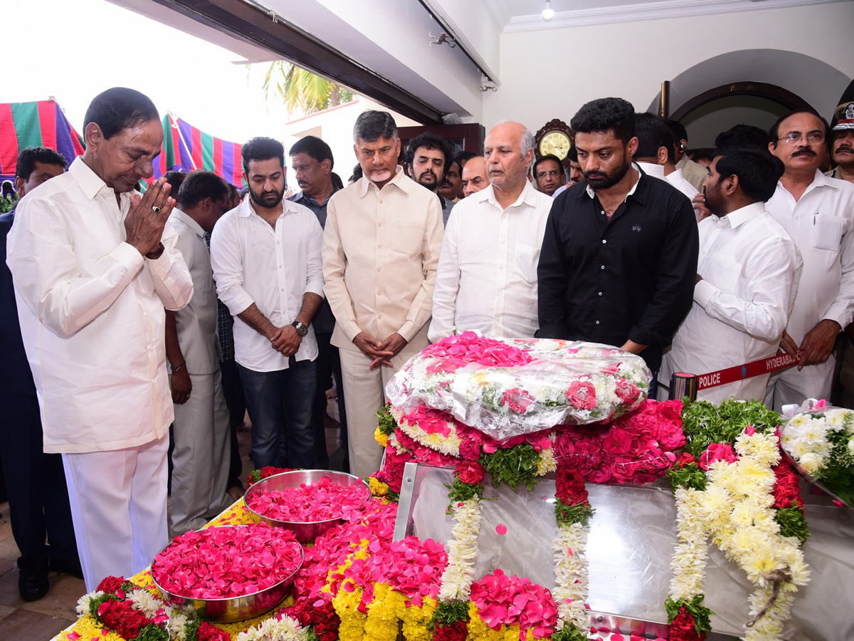 KCR Pays Homage to Nandamuri Harikrishna Photo Gallery - Sakshi1