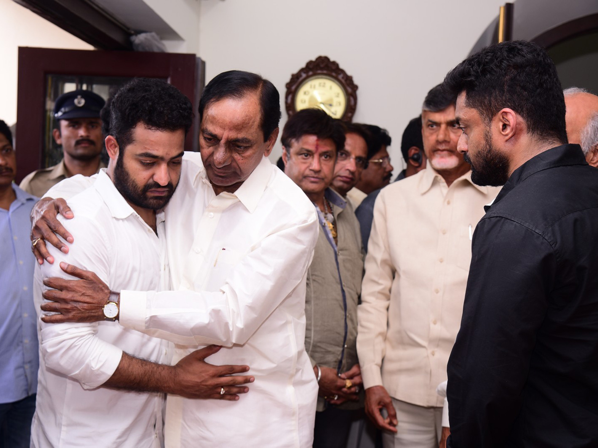 KCR Pays Homage to Nandamuri Harikrishna Photo Gallery - Sakshi2