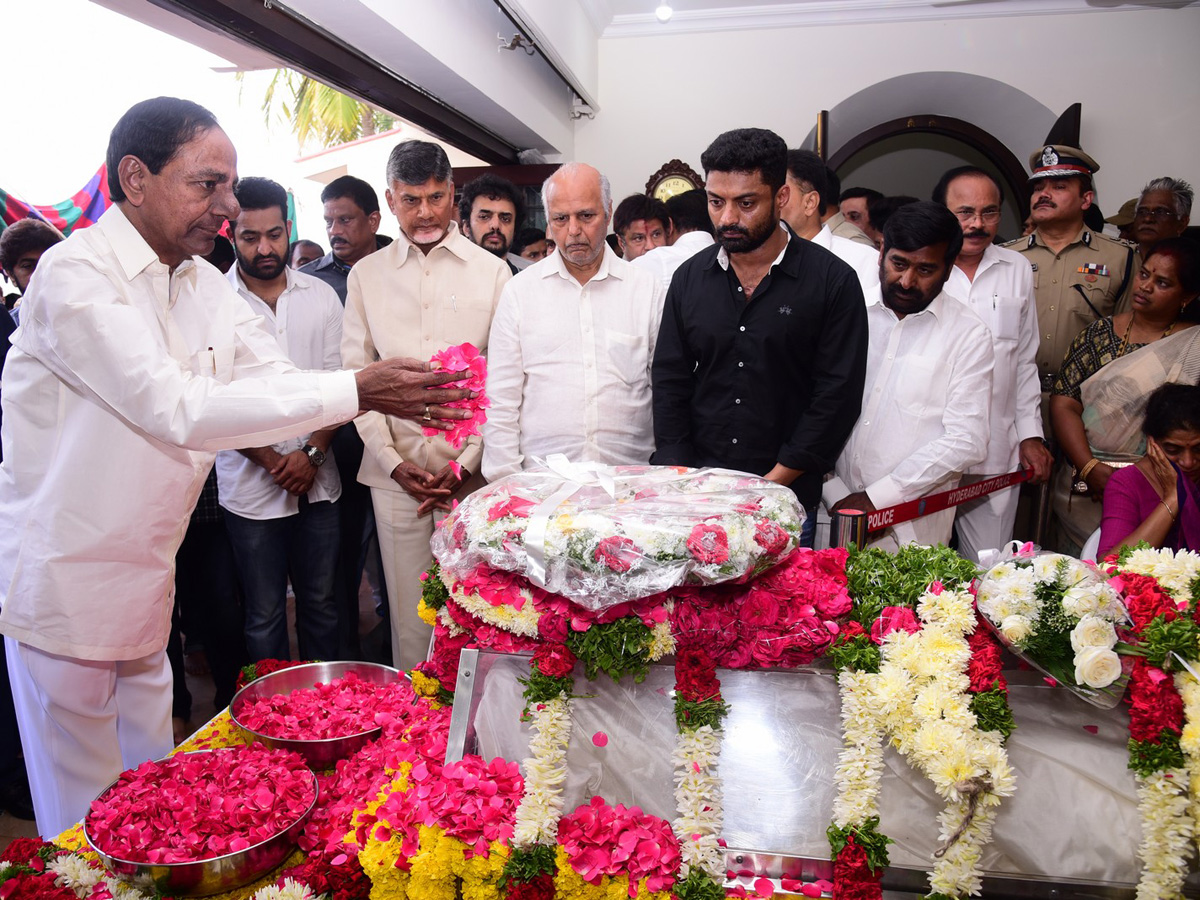 KCR Pays Homage to Nandamuri Harikrishna Photo Gallery - Sakshi3