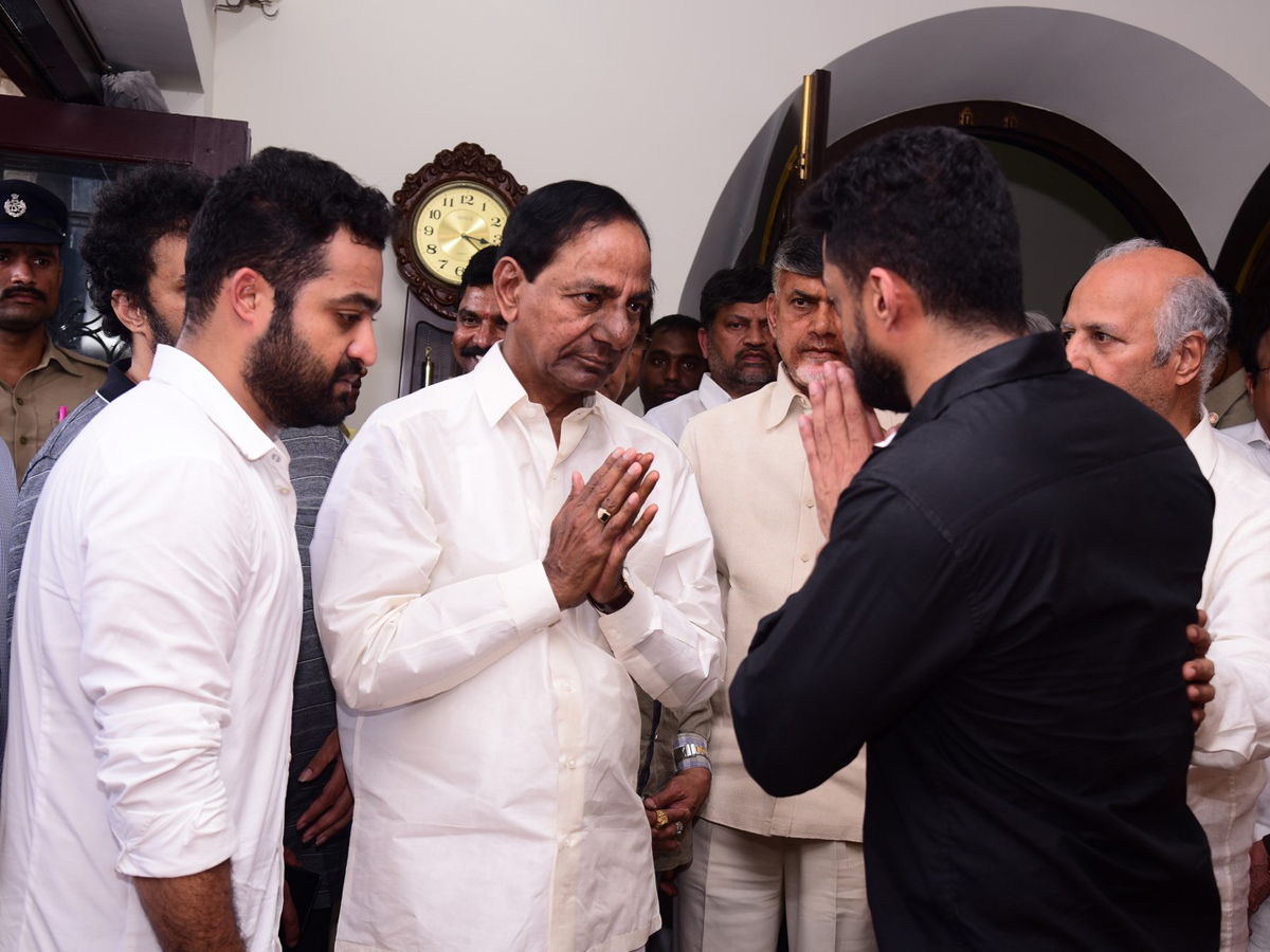 KCR Pays Homage to Nandamuri Harikrishna Photo Gallery - Sakshi4