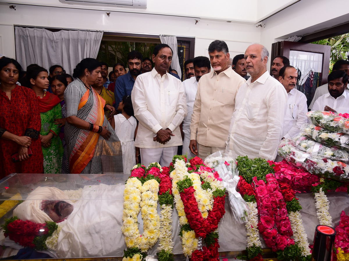 KCR Pays Homage to Nandamuri Harikrishna Photo Gallery - Sakshi39