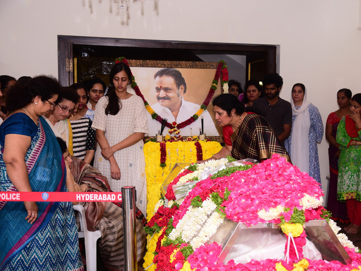 KCR Pays Homage to Nandamuri Harikrishna Photo Gallery - Sakshi5