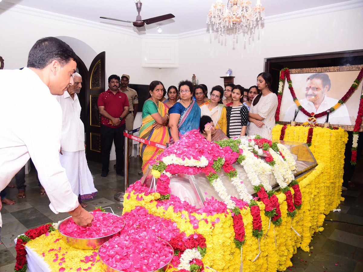 KCR Pays Homage to Nandamuri Harikrishna Photo Gallery - Sakshi6