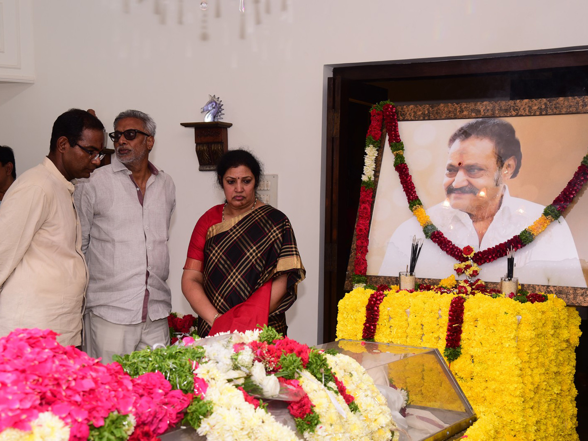 KCR Pays Homage to Nandamuri Harikrishna Photo Gallery - Sakshi7