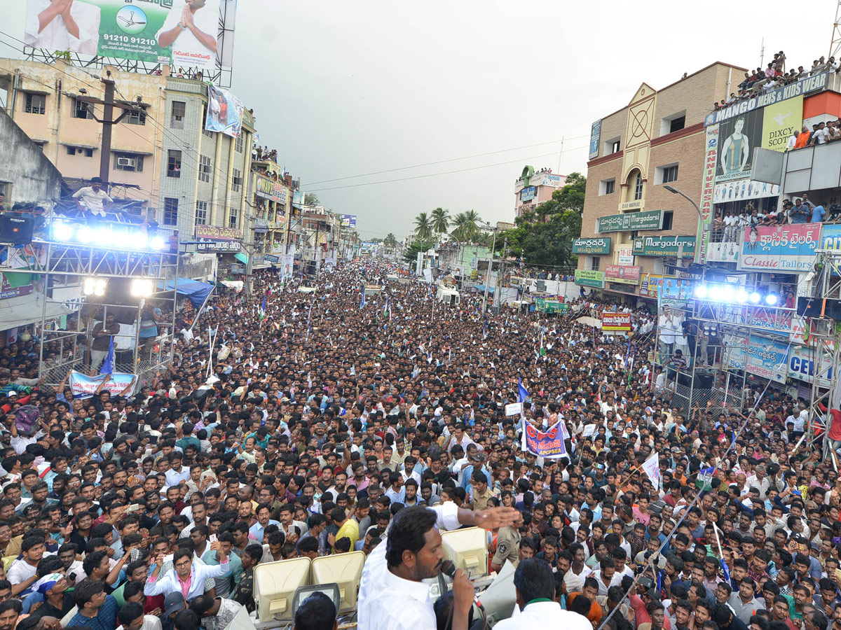 YS jagan padayatra photo gallery - Sakshi15