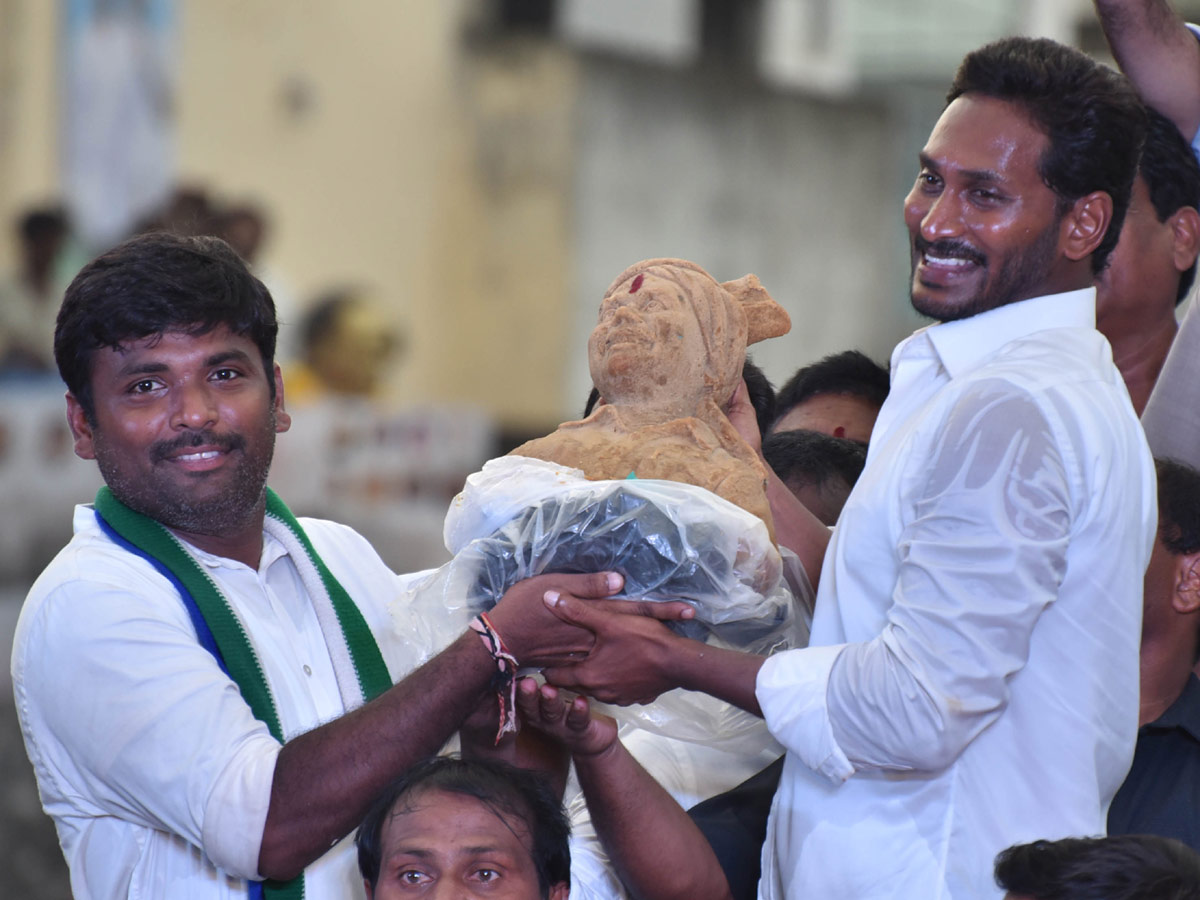 YS jagan padayatra photo gallery - Sakshi19