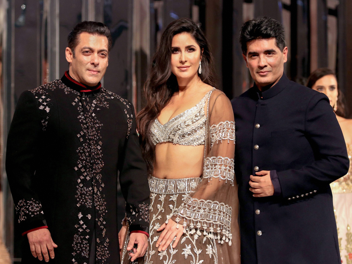 Katrina Kaif ramp walks for designer Manish Malhotra in Mumbai Photo Gallery - Sakshi4