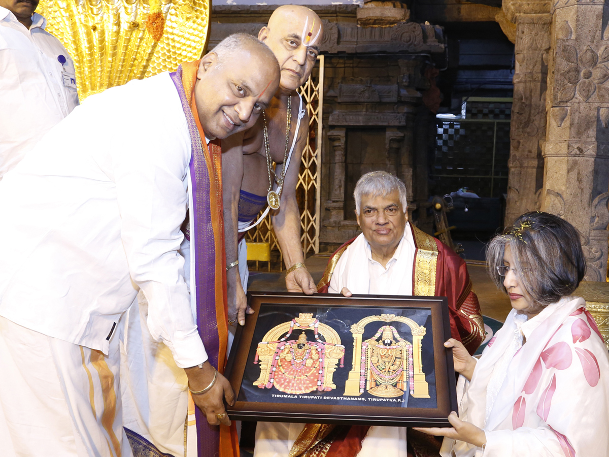 sri Lankan Prime Minister Ranil Wickremesinghe offers prayers at Tirumala photo Gallery - Sakshi2