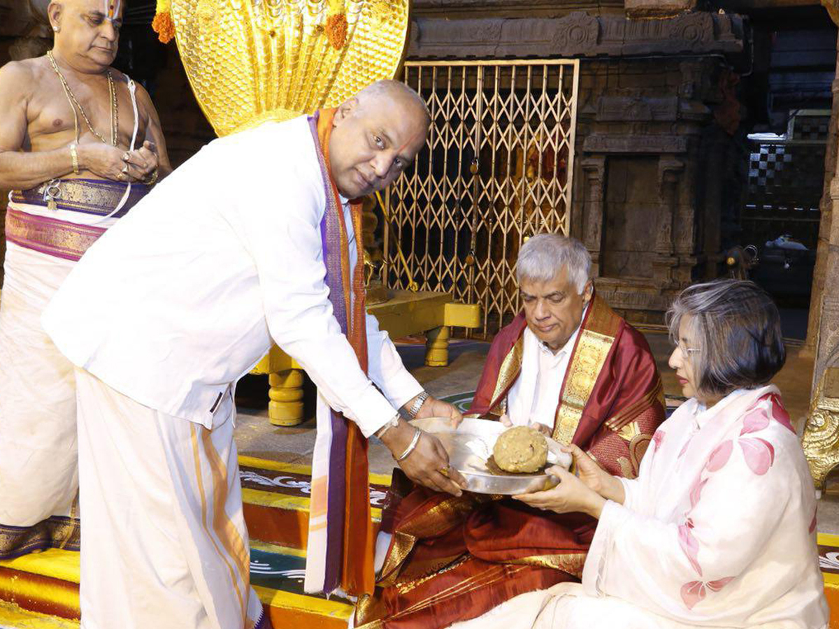 sri Lankan Prime Minister Ranil Wickremesinghe offers prayers at Tirumala photo Gallery - Sakshi3