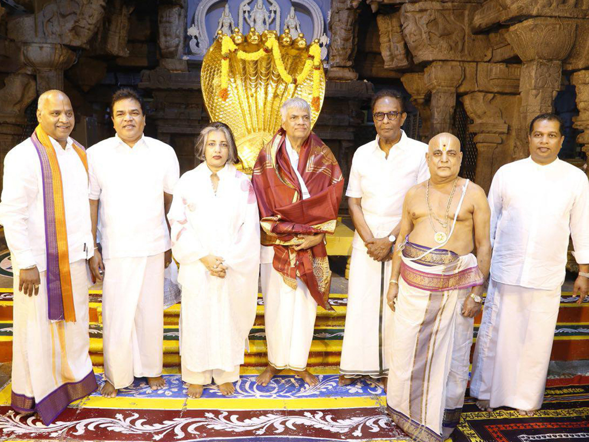 sri Lankan Prime Minister Ranil Wickremesinghe offers prayers at Tirumala photo Gallery - Sakshi4