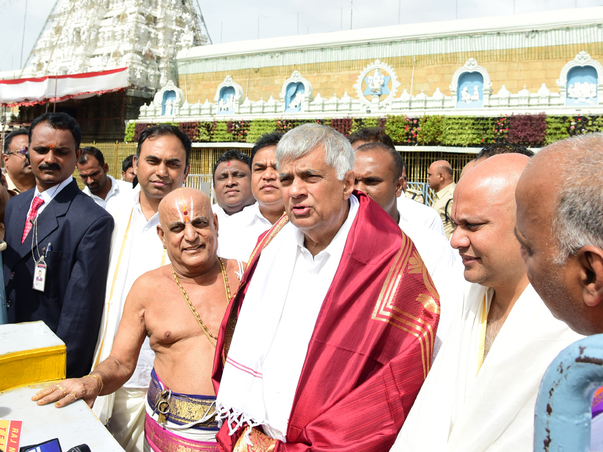 sri Lankan Prime Minister Ranil Wickremesinghe offers prayers at Tirumala photo Gallery - Sakshi5