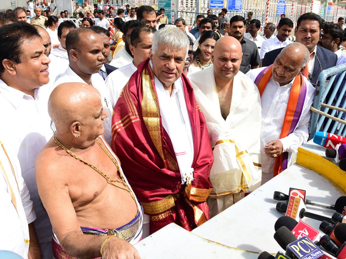 sri Lankan Prime Minister Ranil Wickremesinghe offers prayers at Tirumala photo Gallery - Sakshi6