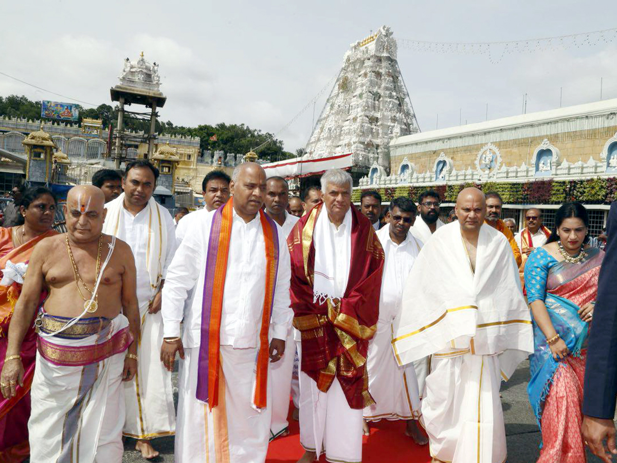 sri Lankan Prime Minister Ranil Wickremesinghe offers prayers at Tirumala photo Gallery - Sakshi7