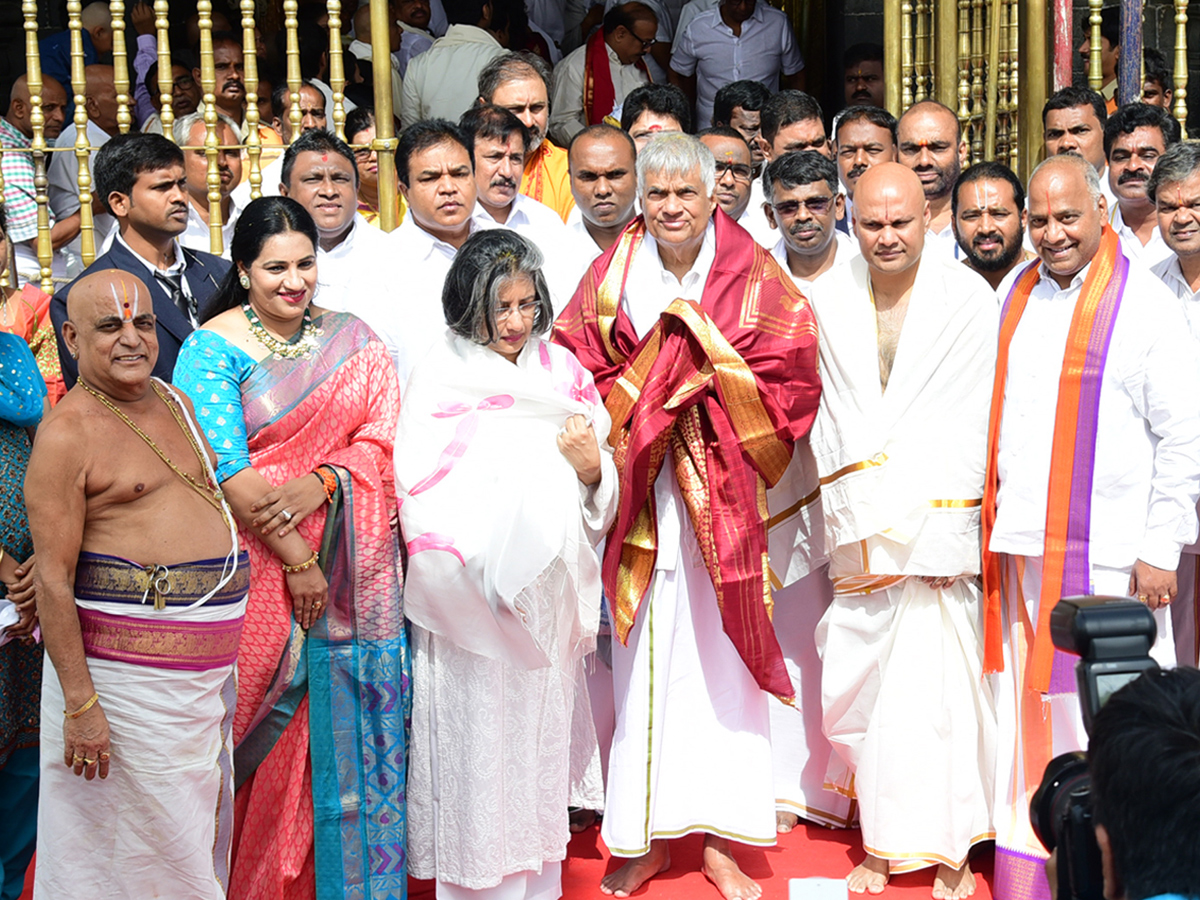 sri Lankan Prime Minister Ranil Wickremesinghe offers prayers at Tirumala photo Gallery - Sakshi8