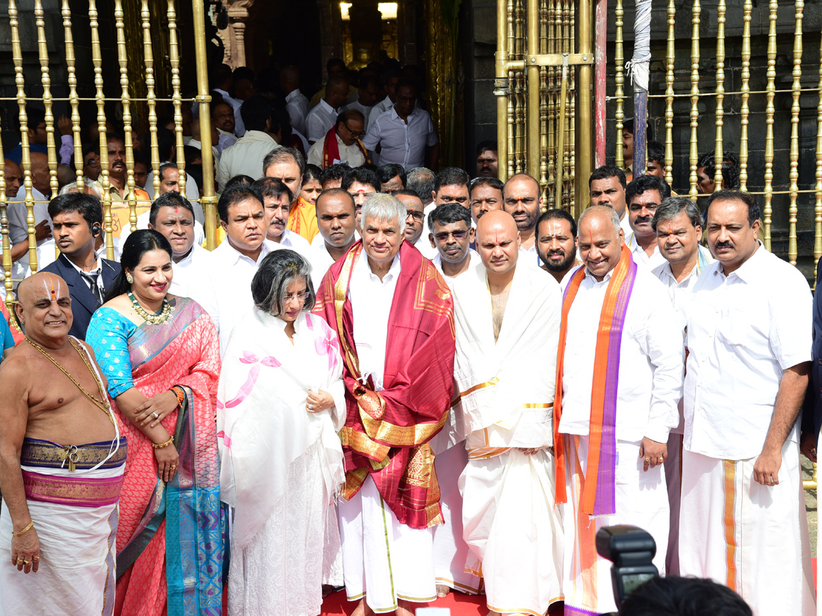 sri Lankan Prime Minister Ranil Wickremesinghe offers prayers at Tirumala photo Gallery - Sakshi1