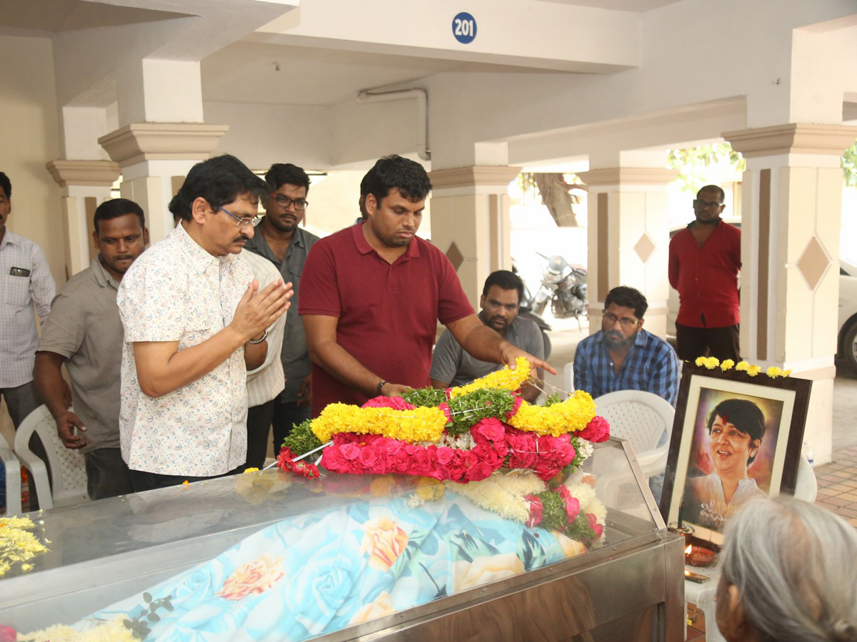 Mahesh babu Condolence Director B jaya Photo Gallery - Sakshi15