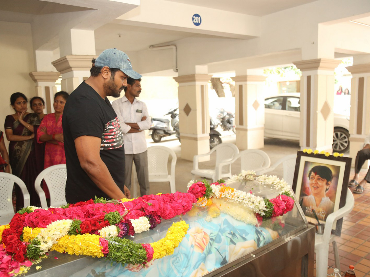 Mahesh babu Condolence Director B jaya Photo Gallery - Sakshi7