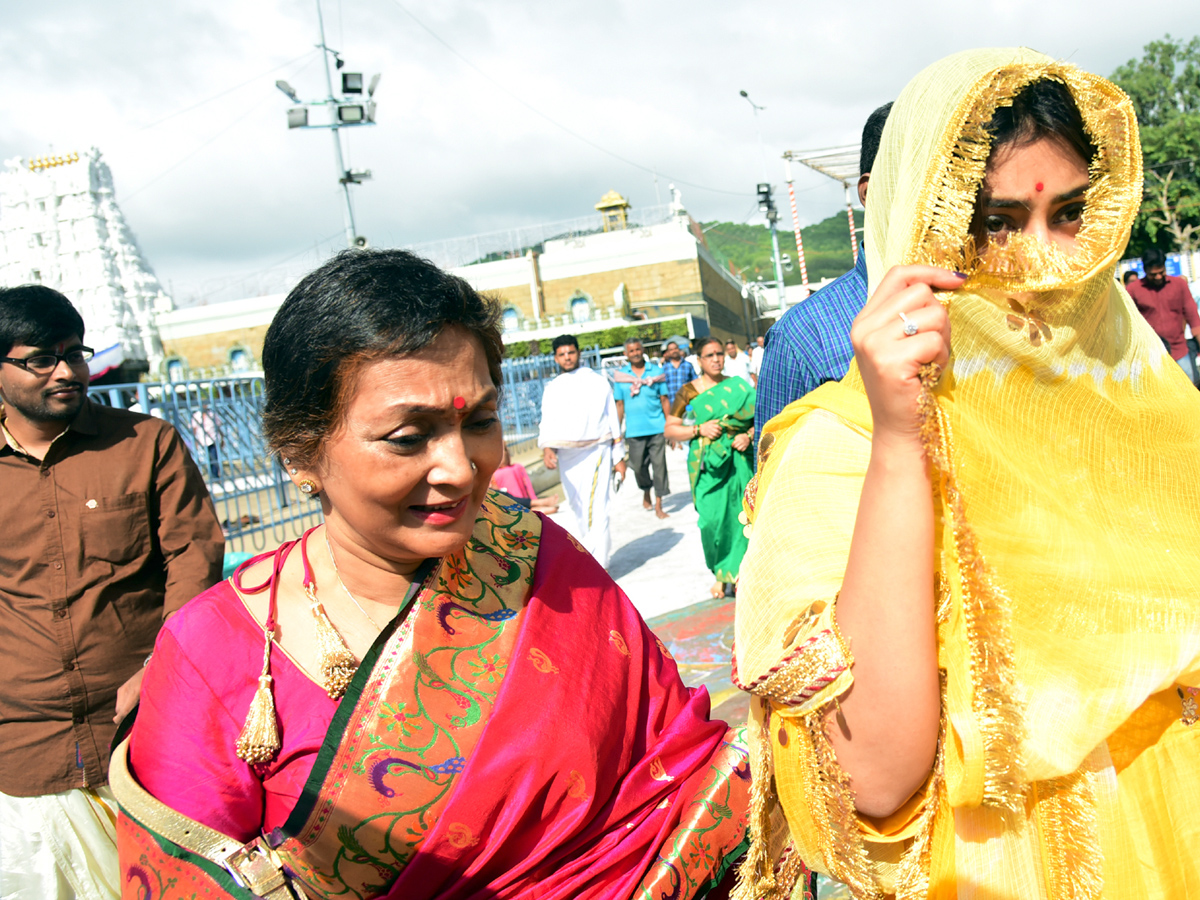 Actress Shriya Saran Visits Tirumala Tirupathi Devastanam Photo Gallery - Sakshi1