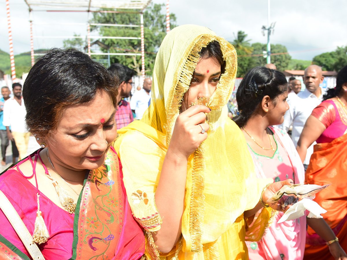 Actress Shriya Saran Visits Tirumala Tirupathi Devastanam Photo Gallery - Sakshi4