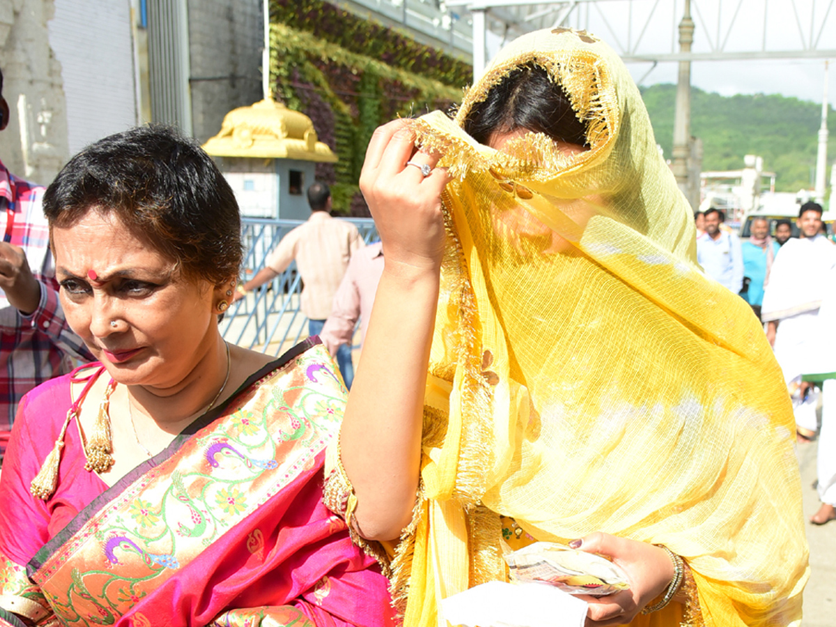 Actress Shriya Saran Visits Tirumala Tirupathi Devastanam Photo Gallery - Sakshi5