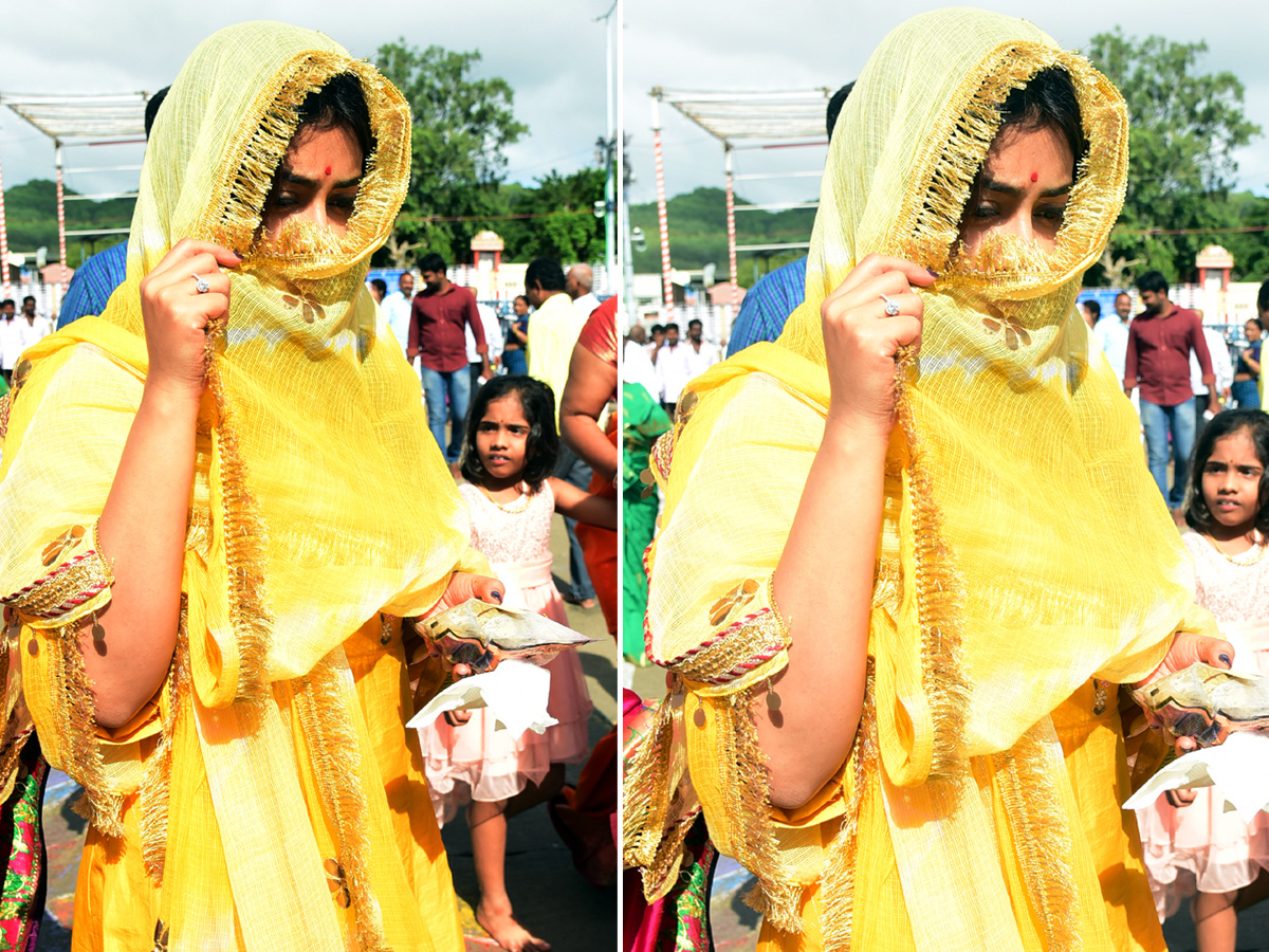 Actress Shriya Saran Visits Tirumala Tirupathi Devastanam Photo Gallery - Sakshi6