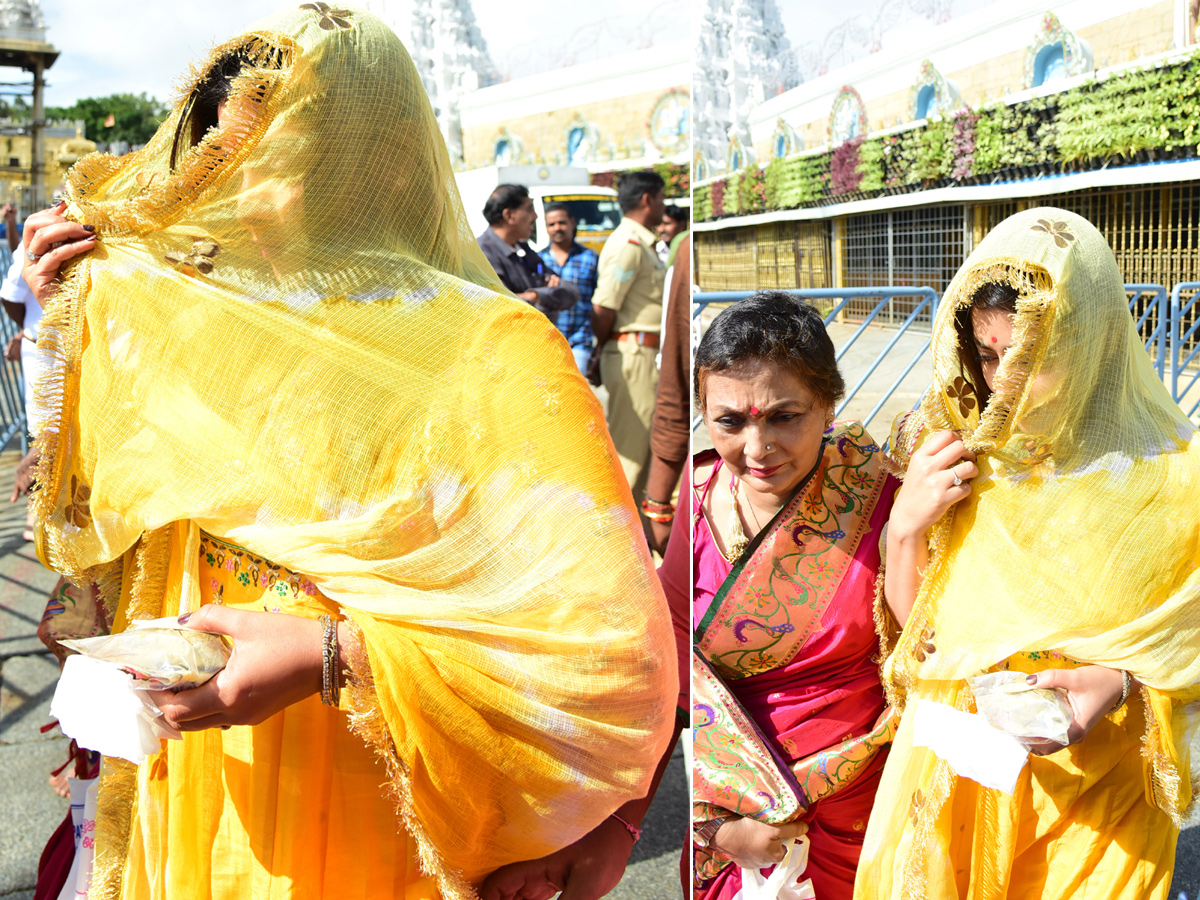 Actress Shriya Saran Visits Tirumala Tirupathi Devastanam Photo Gallery - Sakshi7