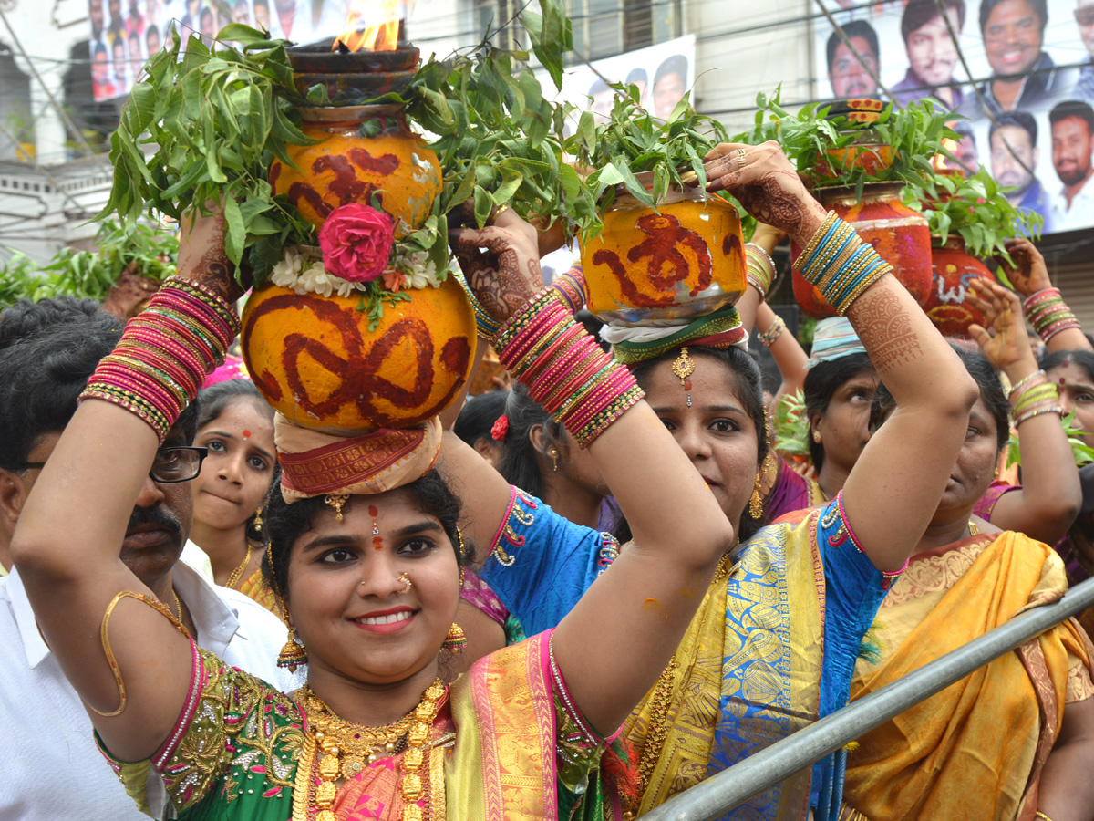 Lal Darwaza Bonalu Celebrations Photo Gallery - Sakshi32