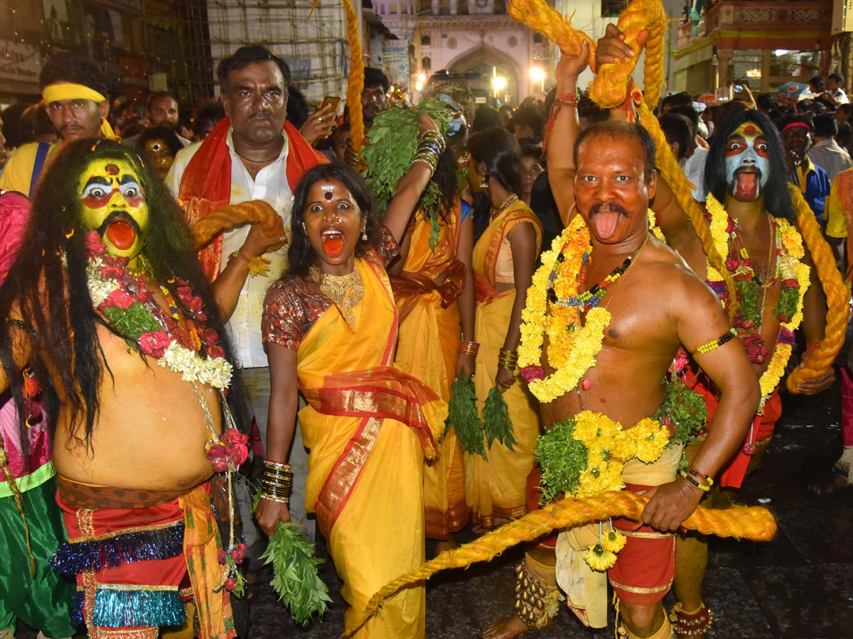 Lal Darwaza Mahankali Gatala Uregimpu Photo Gallery - Sakshi14