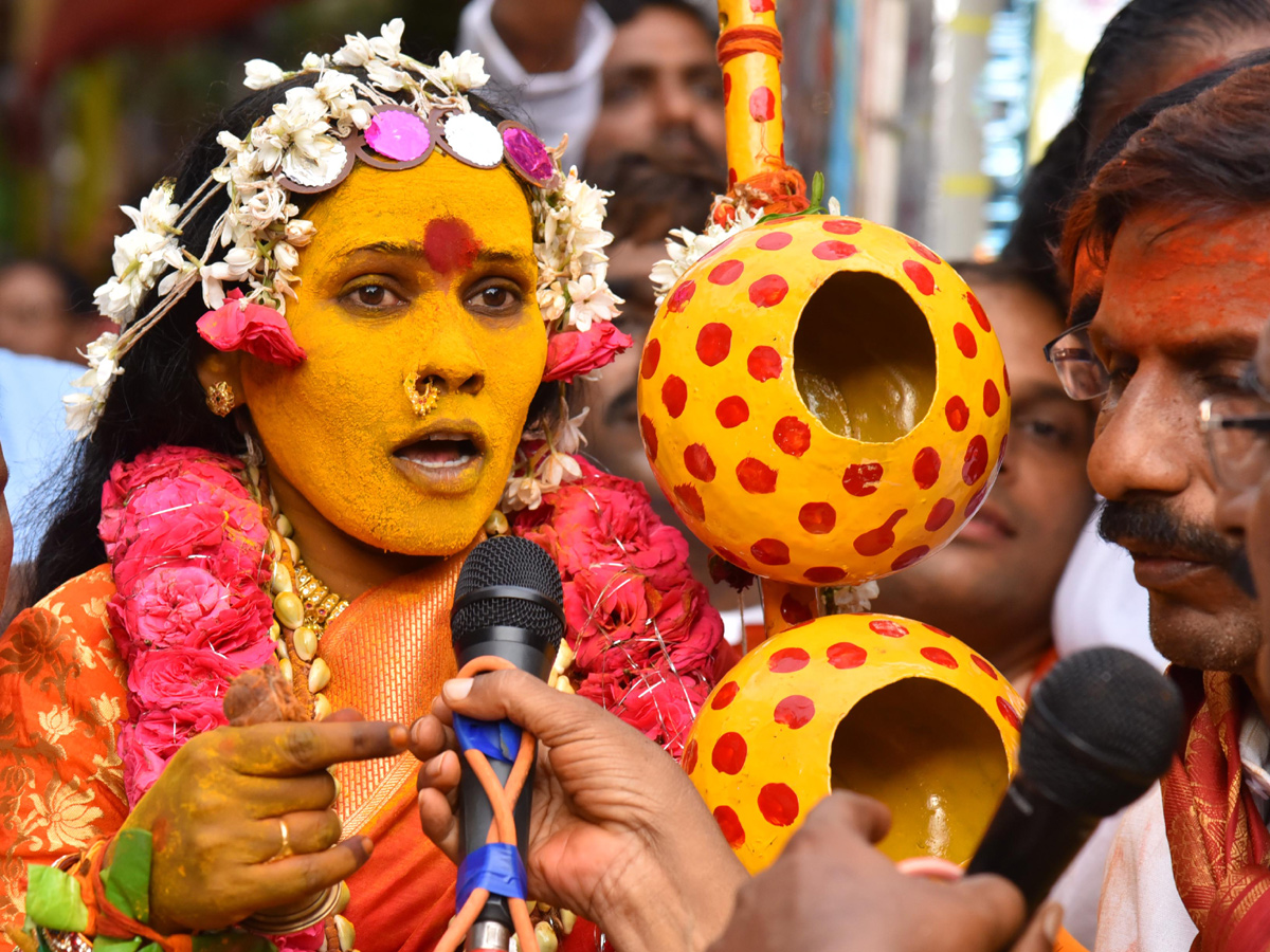 Lal Darwaza Mahankali Gatala Uregimpu Photo Gallery - Sakshi17