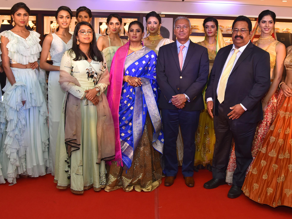 Mithali Raj at Joyalukkas fashion show Photo Gallery - Sakshi3