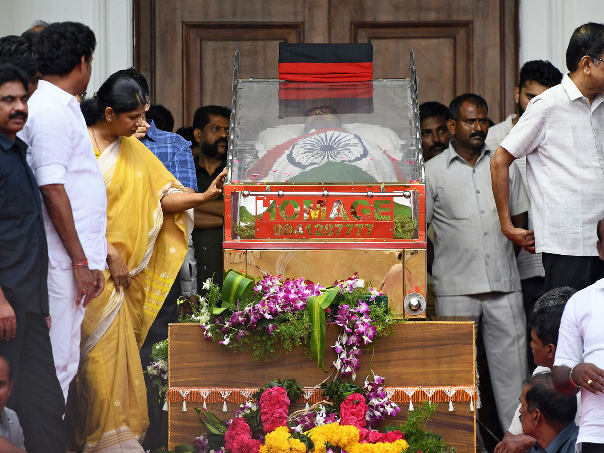 PM Modi pays tribute to Karunanidhi at Rajaji Hall Photo Gallery - Sakshi1