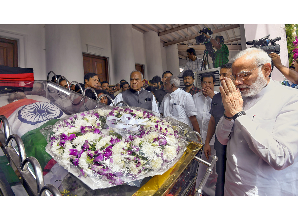 PM Modi pays tribute to Karunanidhi at Rajaji Hall Photo Gallery - Sakshi21