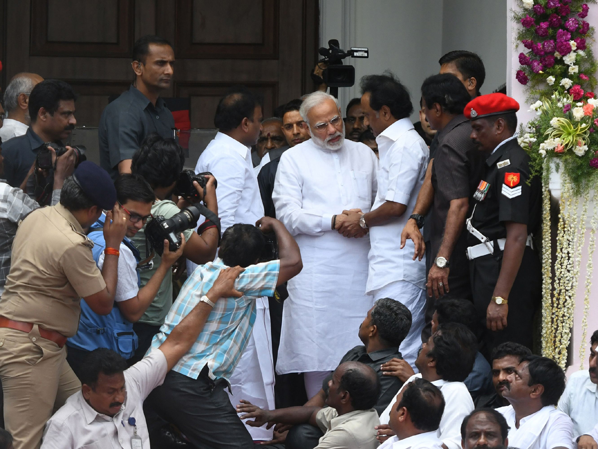 PM Modi pays tribute to Karunanidhi at Rajaji Hall Photo Gallery - Sakshi10