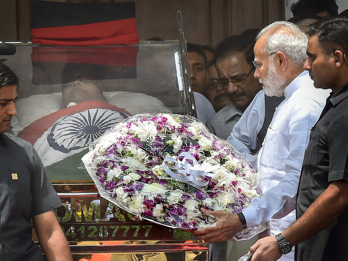 PM Modi pays tribute to Karunanidhi at Rajaji Hall Photo Gallery - Sakshi8