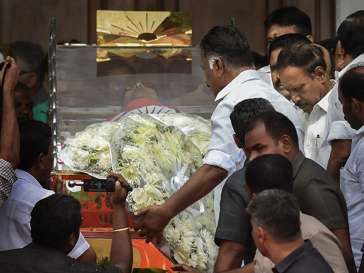 PM Modi pays tribute to Karunanidhi at Rajaji Hall Photo Gallery - Sakshi14