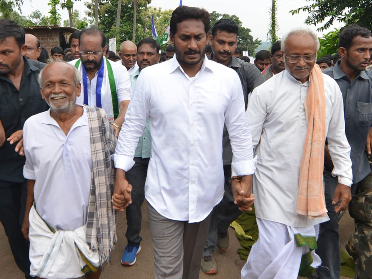 YS Jagan PrajaSankalpaYatra Day 233 Photo Gallery - Sakshi13