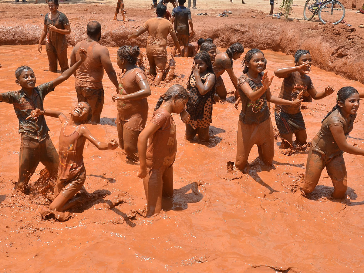 Boduppal hanumaan tepul vadha mud festival Photo Gallery - Sakshi10