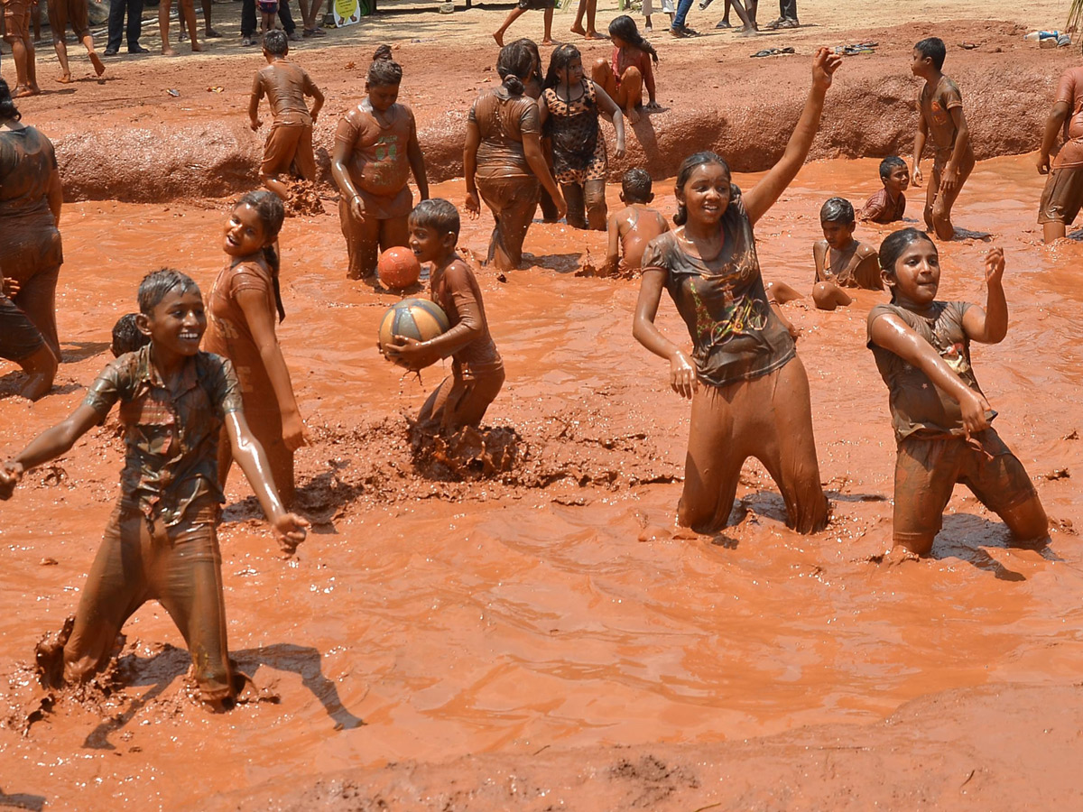 Boduppal hanumaan tepul vadha mud festival Photo Gallery - Sakshi11