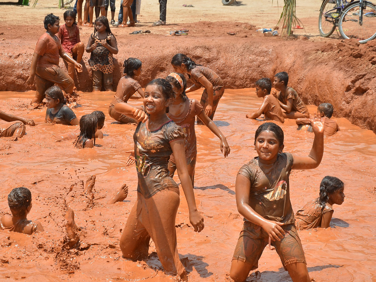 Boduppal hanumaan tepul vadha mud festival Photo Gallery - Sakshi12