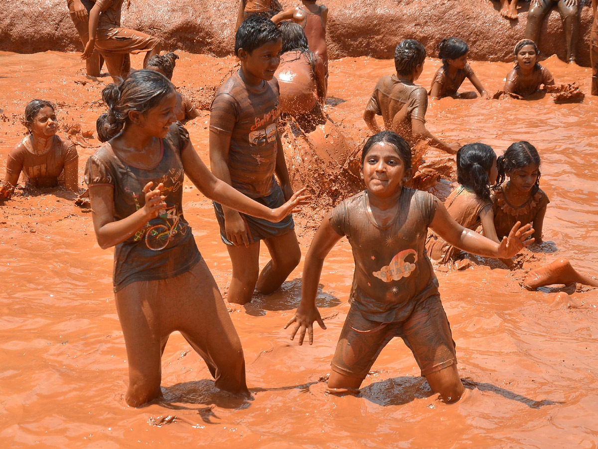 Boduppal hanumaan tepul vadha mud festival Photo Gallery - Sakshi14