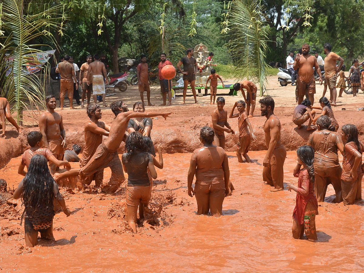 Boduppal hanumaan tepul vadha mud festival Photo Gallery - Sakshi15