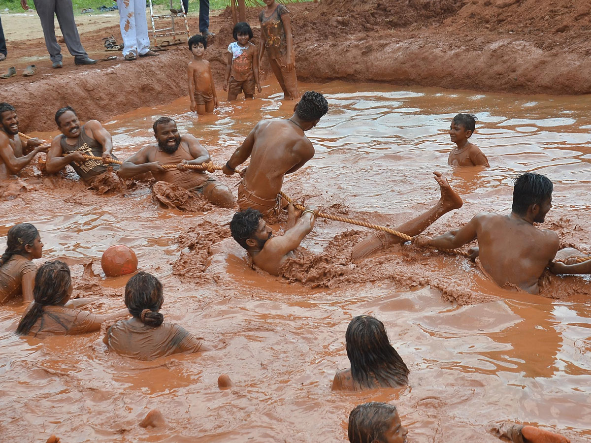 Boduppal hanumaan tepul vadha mud festival Photo Gallery - Sakshi16