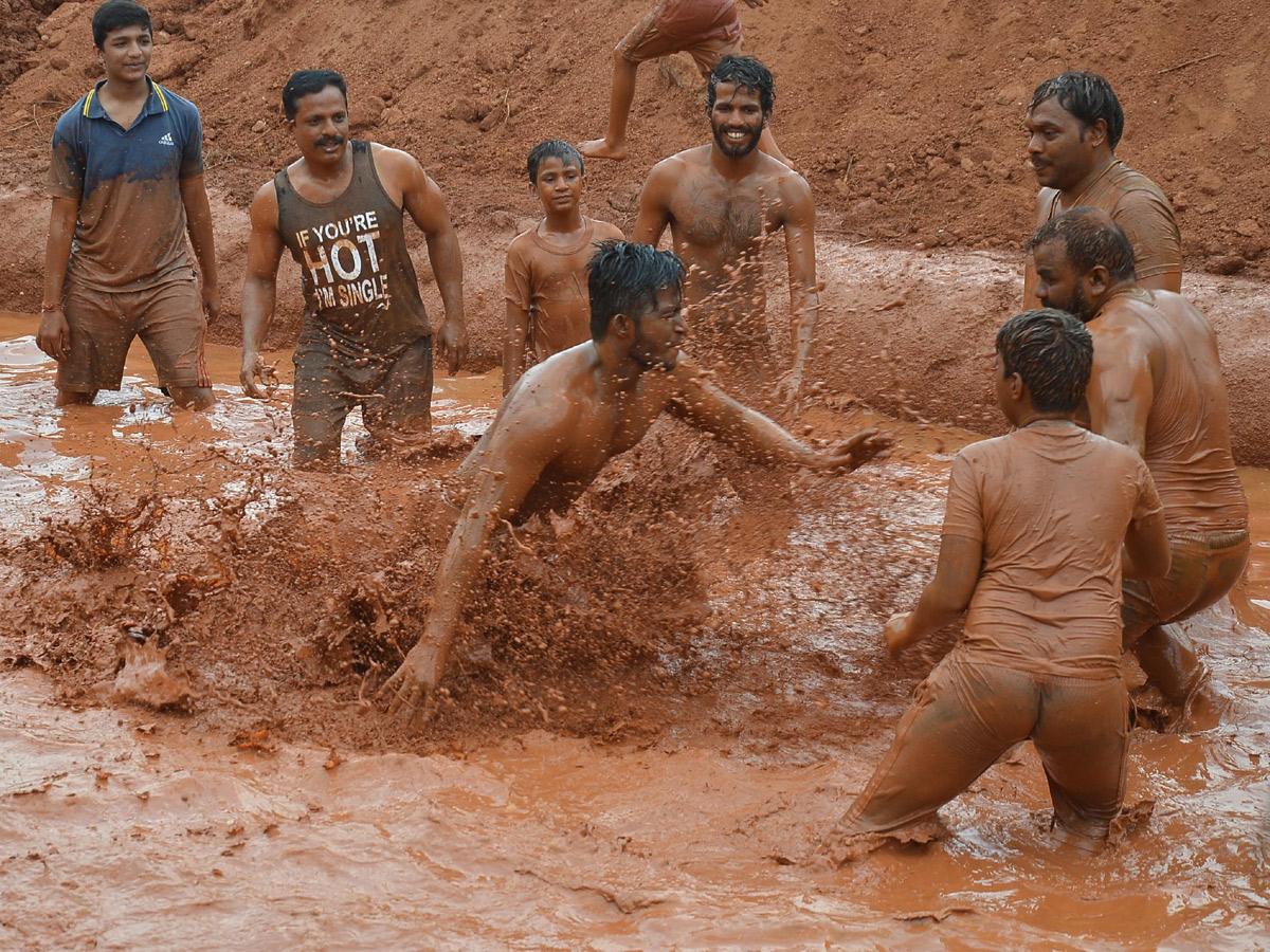 Boduppal hanumaan tepul vadha mud festival Photo Gallery - Sakshi2