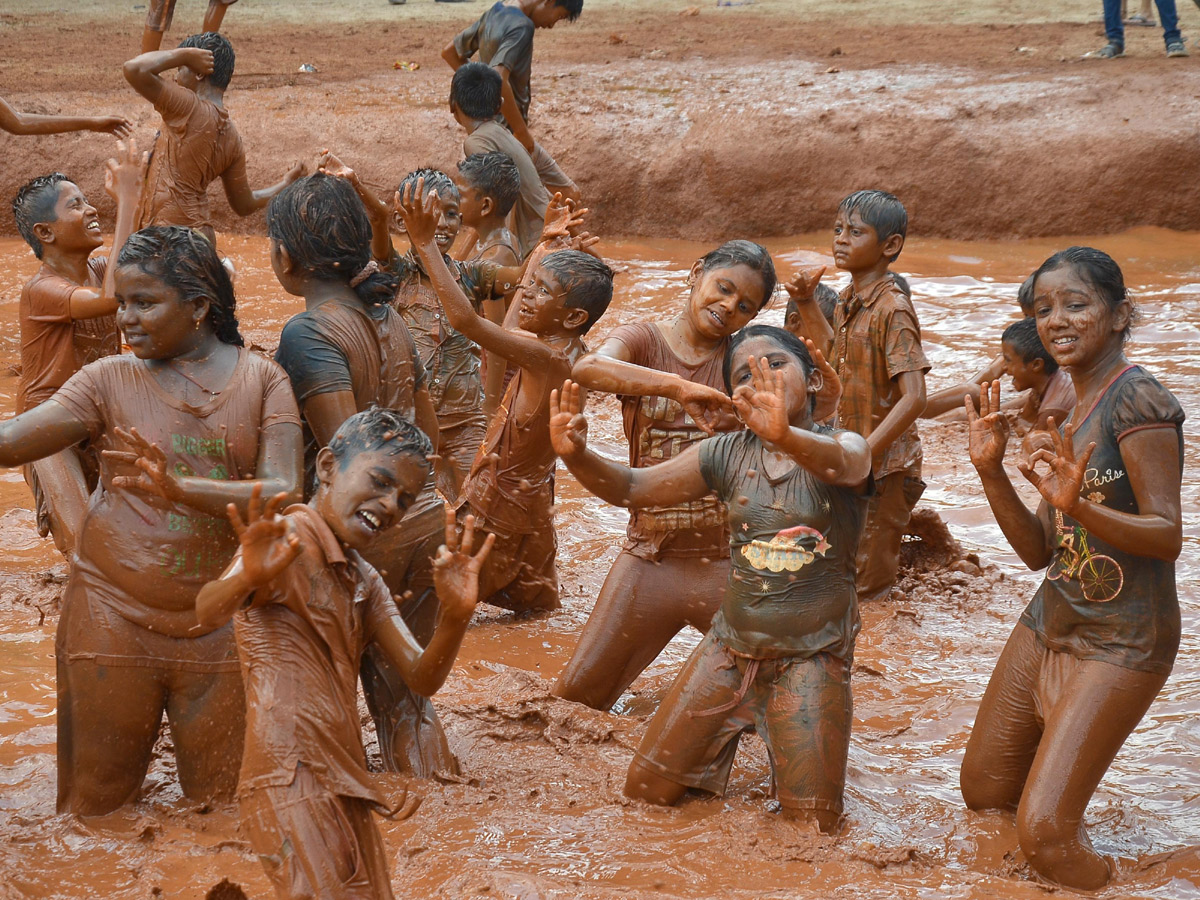 Boduppal hanumaan tepul vadha mud festival Photo Gallery - Sakshi5