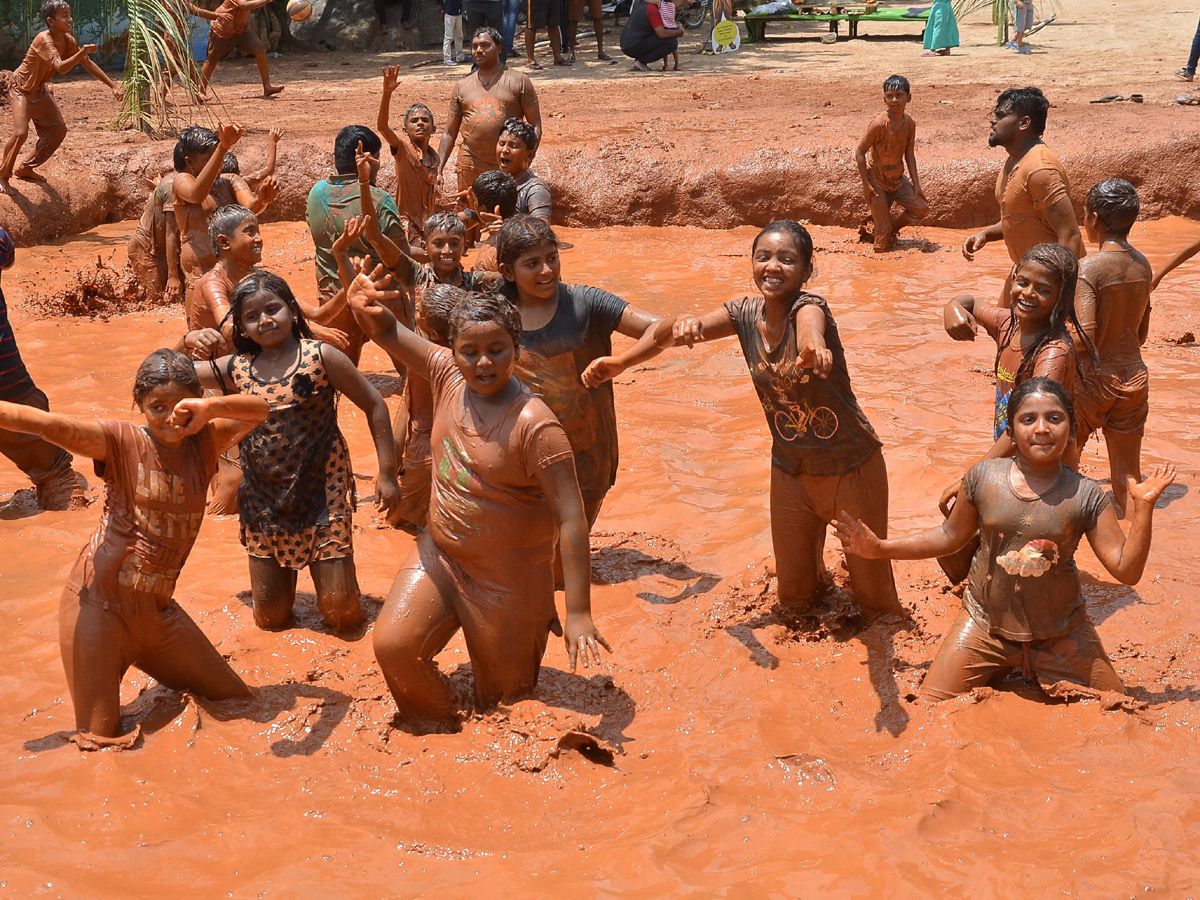 Boduppal hanumaan tepul vadha mud festival Photo Gallery - Sakshi7