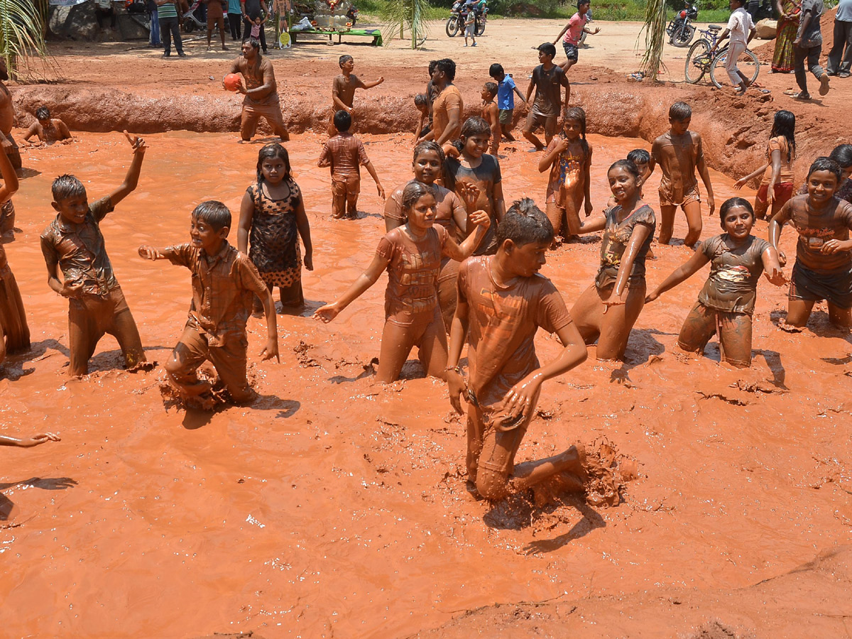 Boduppal hanumaan tepul vadha mud festival Photo Gallery - Sakshi8