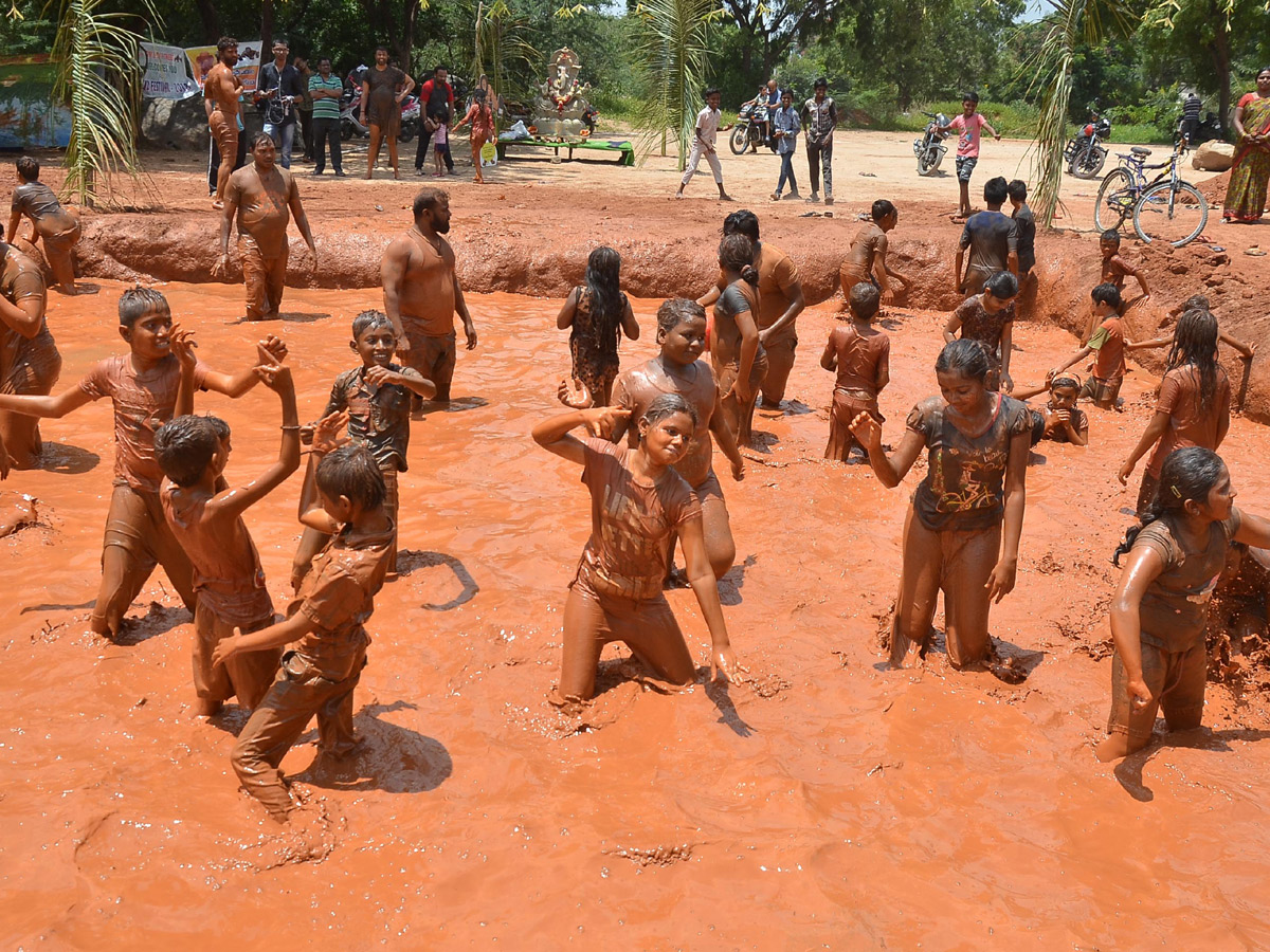 Boduppal hanumaan tepul vadha mud festival Photo Gallery - Sakshi9