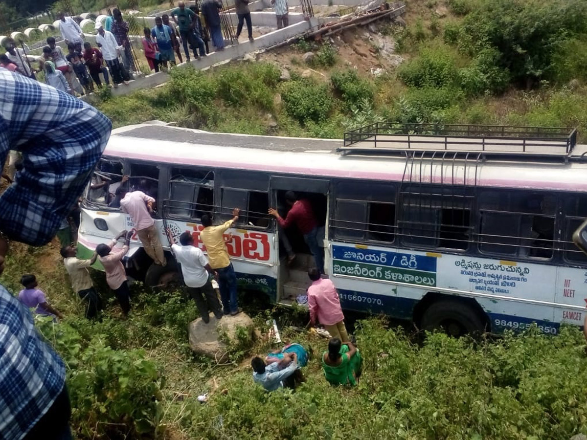 RTC Bus Accident In Kondagattu Ghat Road Photo Gallery - Sakshi7