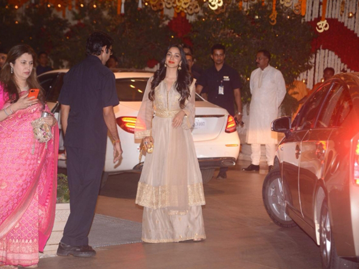 Ganesh Chaturthi Party at Mukesh Ambani House Photo Gallery - Sakshi10