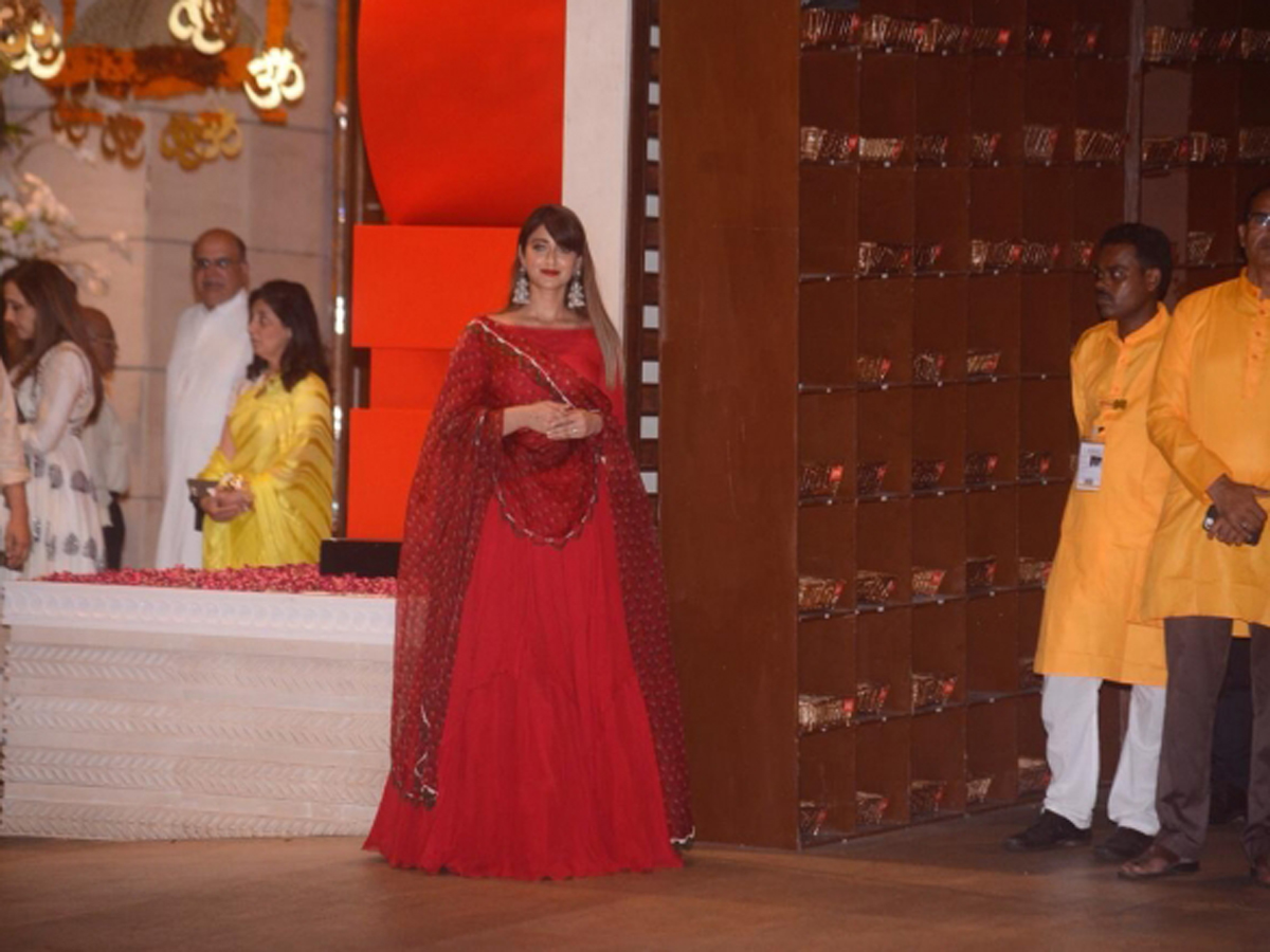 Ganesh Chaturthi Party at Mukesh Ambani House Photo Gallery - Sakshi15